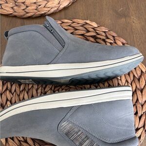Clarks Women’s Gray Chukka Boots